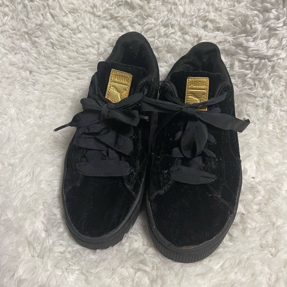 Puma Kids Black Velvet low top Sneakers with gold accent Size 4
